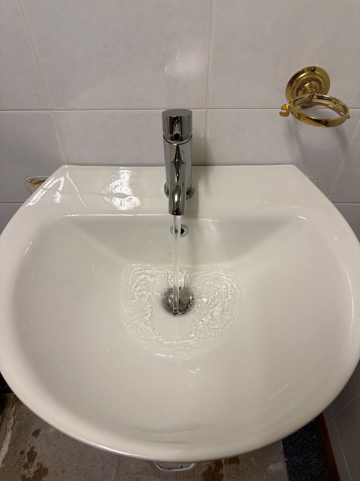 Upstairs Cloakroom – Toilet & Basin Replacement Scope of Works Supply and fit a new toilet and basin in the existing upstairs cloakroom. near new street, Durham — PK Plumbing